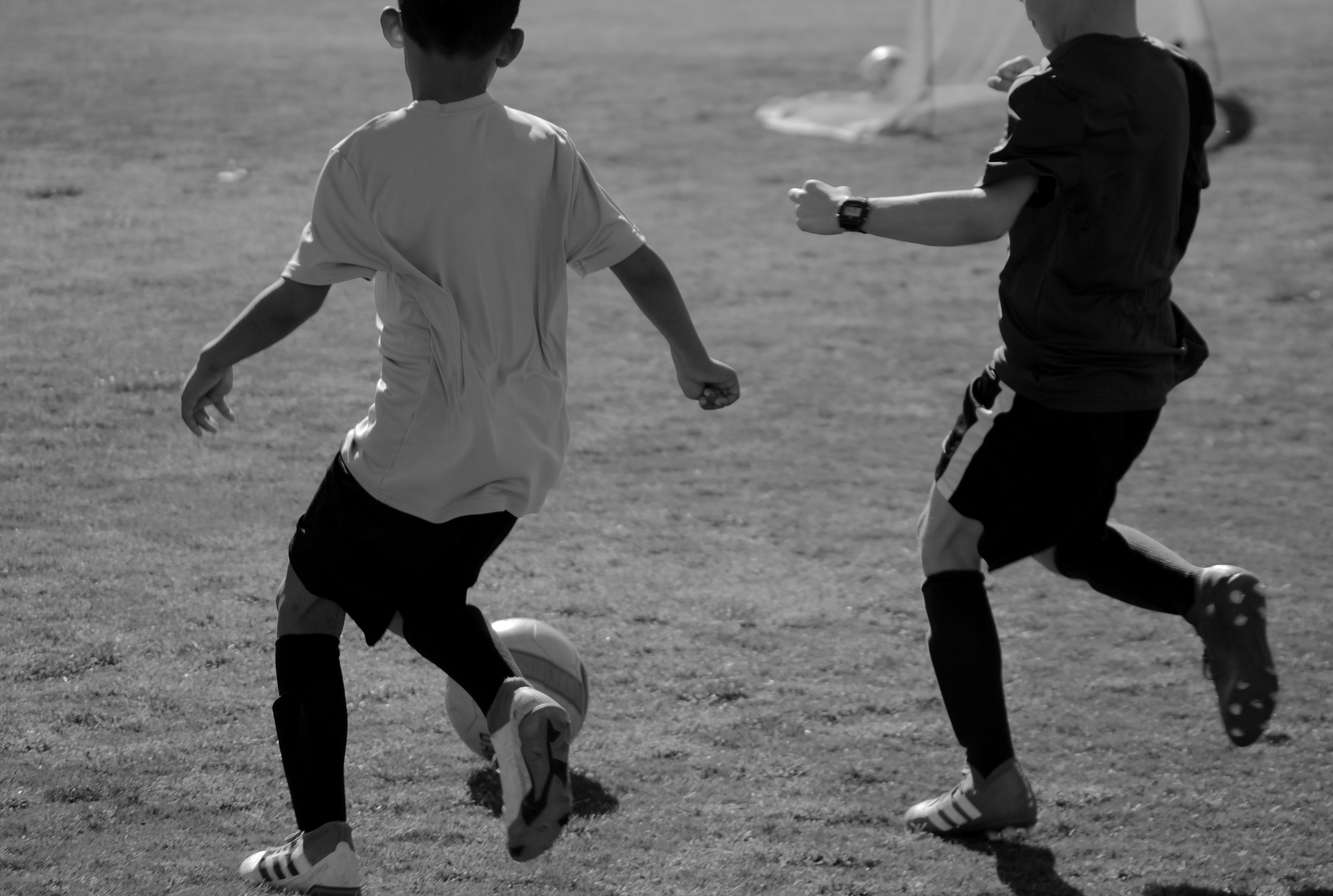 Играть в футбол картинка. Черно белое фото спорт футбол дети. Дети играют в футбол картинки. Sport grayscale Football.
